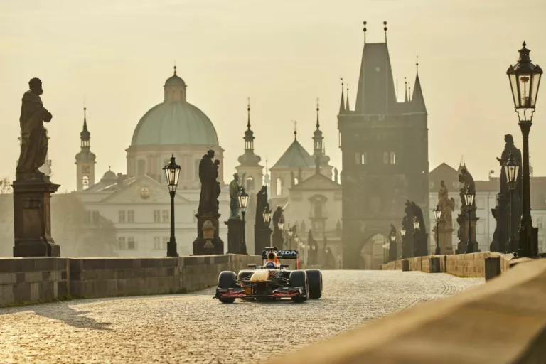 V Praze se v létě v rámci speciální akce bude prohánět formule 1. Ukáže se po boku dalších závoďáků