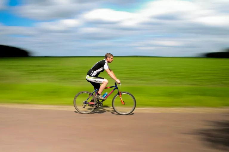 Sezóna cyklistů a motorkářů je tady. Jak pokrýt hrozící rizika?