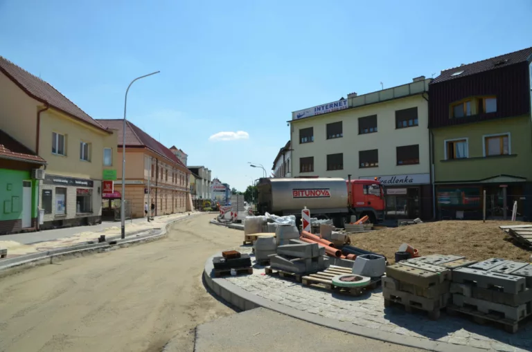 Opravy ve Všechromech komplikují dopravu, práce probíhají na trojici křižovatek