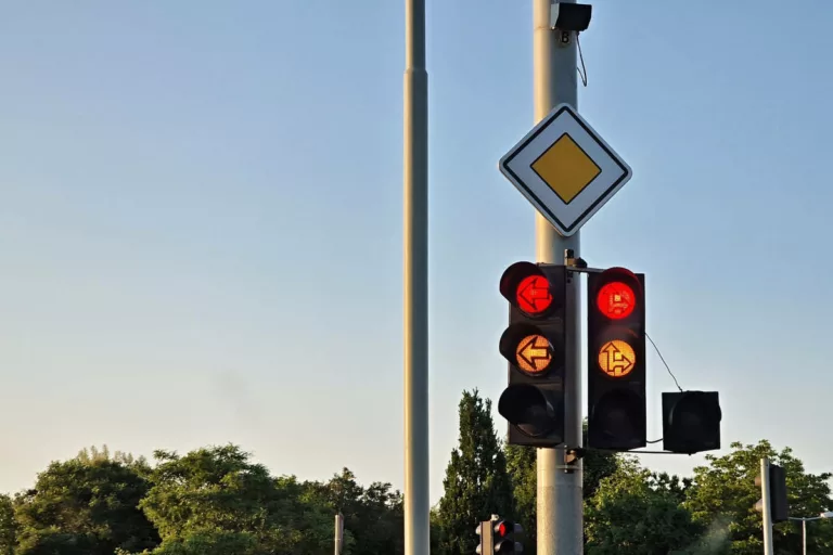 Tři barvy na semaforech možná budou minulostí. A mohou za to autonomní auta