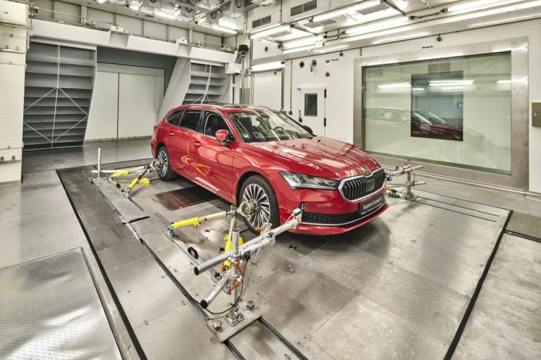 Škoda otevírá nové centrum pro pokročilé testování vozů. Dokáže třeba simulovat tropy i arktické podnebí a nadmořskou výšku až 5500 m n.m.