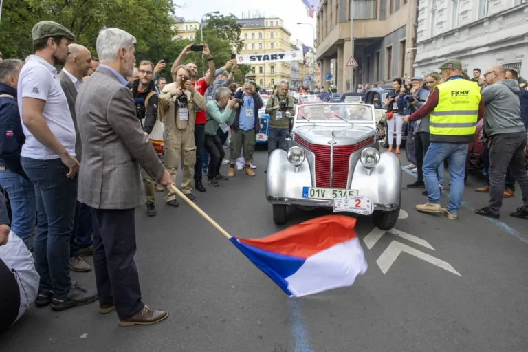 1000 mil československých odstartoval prezident Petr Pavel. Historická auta přijedou do cíle v sobotu odpoledne před NTM