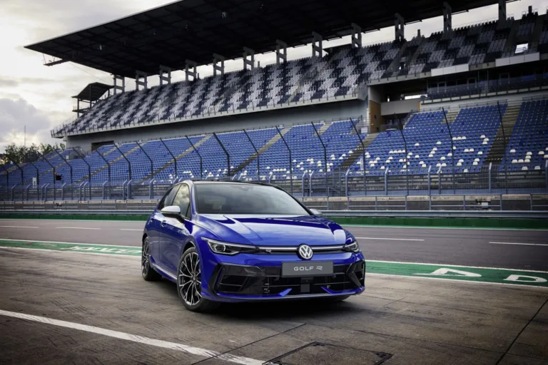 Nové modely Volkswagen Golf R a Golf R Variant přijíždějí. Motor posílil na 333 koní a driftovat umí pořád