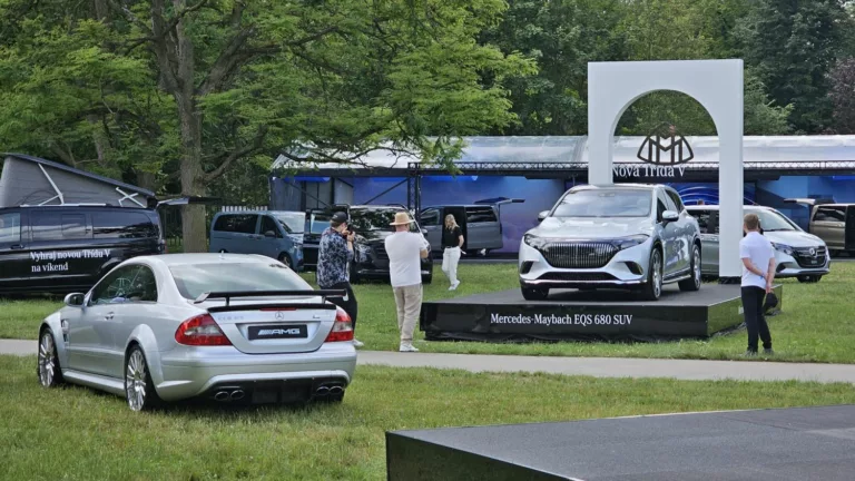 Největší stánek na Legendách má Mercedes-Benz. Ukazuje exkluzivní koncepty, modely AMG ale i nejnovější elektromobily