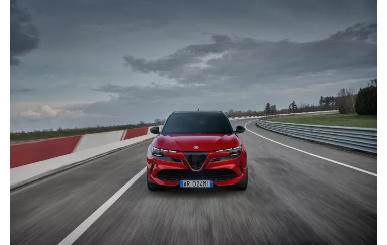 Alfa Romeo Junior Veloce se představuje. Vpřed ji pohání 280 koní