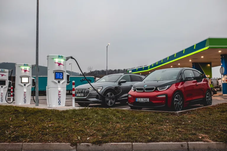 I čerpací stanice se musí přizpůsobit. Řada z nich bude muset povinně instalovat dobíjecí místa pro elektromobily