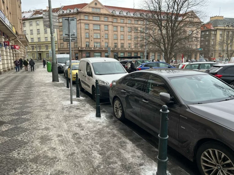 Praha chce rozdělit ceny parkování dle rozměrů aut. Za SUV si připlatíte, ale reálné rozměry ukazují, že je to hloupost