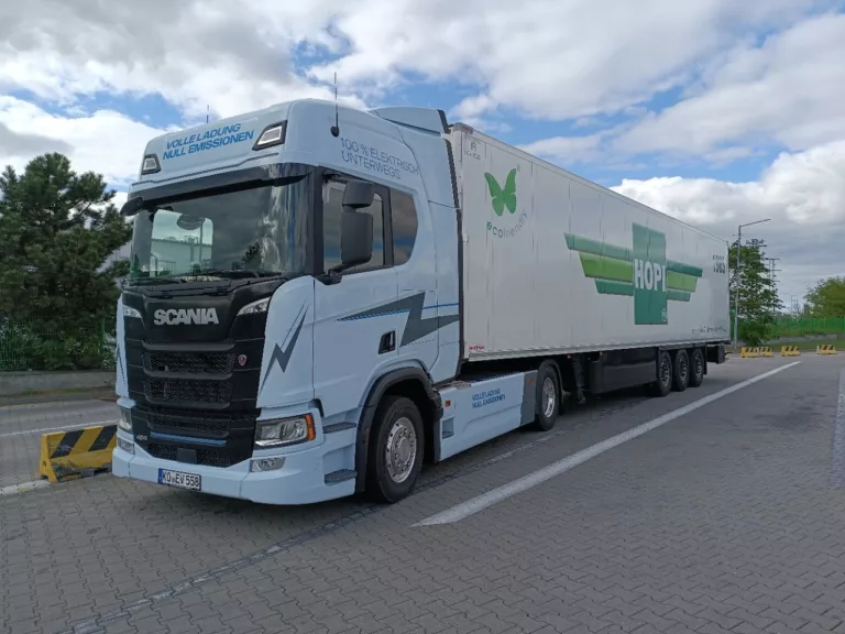 Společnost HOPI Logistics otestovala elektrickou Scanii 40 R. Dojezd překonal 400 km se 40t soupravou