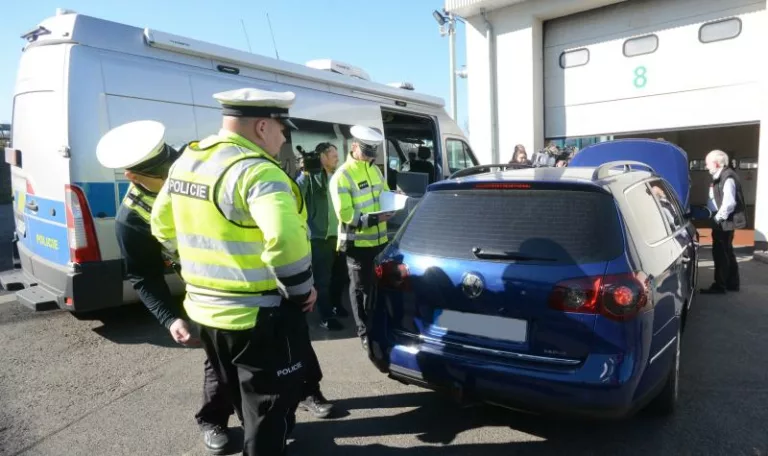 Řidiči sice měli platnou technickou kontrolu, ale policejním měřením emisí ani tak neprošli