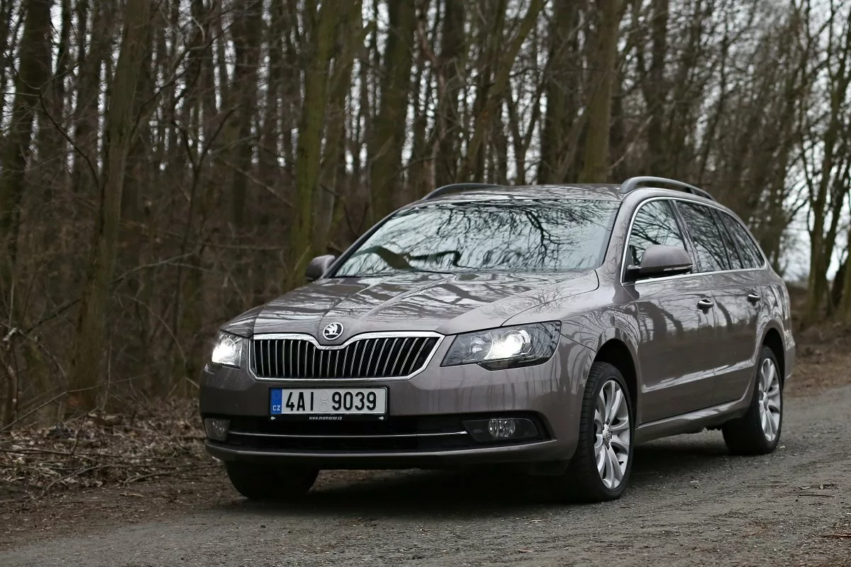 test-ojetiny-2014-skoda-superb-combi-20-tdi-103-kw-4x4-6MT-2