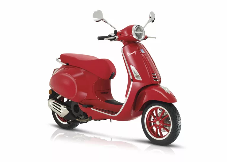 Vespa a organizace (RED) představují speciální edici (VESPA PRIMAVERA)RED