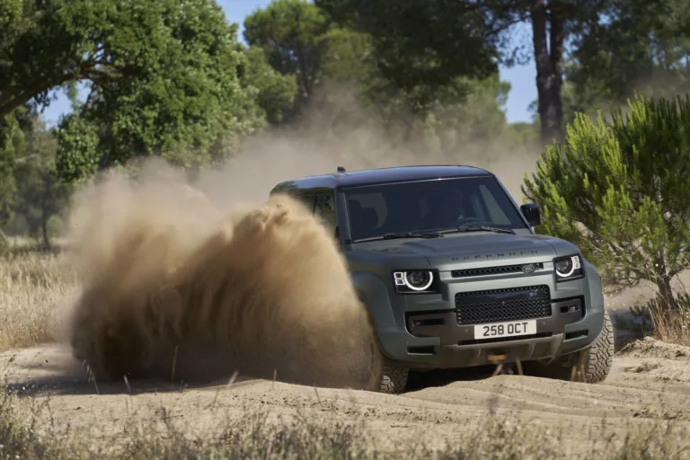 Land Rover představuje Defender OCTA. Má benzinový osmiválec s 635 koňmi, vyšší světlou výšku a širší rozchod kol