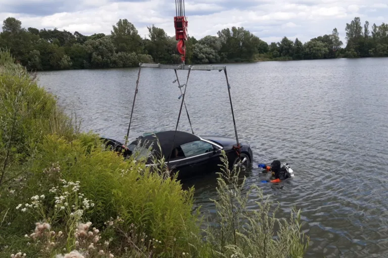 Nezabrzděné auto nebo pootevřené okno je na pokutu. Zákon to vidí jasně