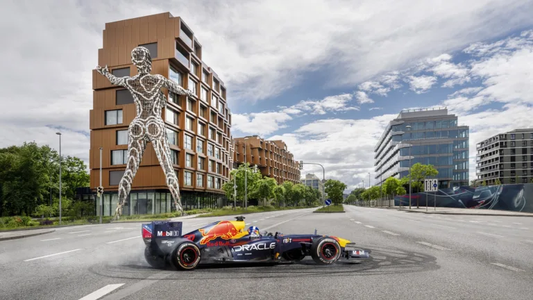 Formule 1 a další stroje rozburácí pražský Karlín. Red Bull Showrun přiveze v půlce srpna porci adrenalinu