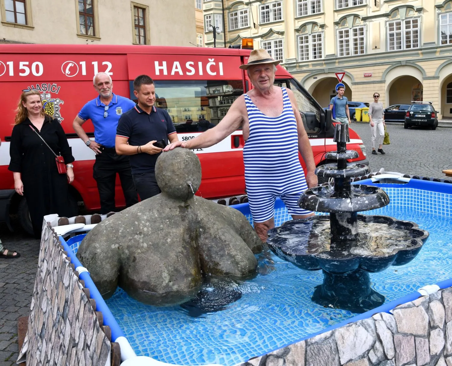 Malostranské náměstí bez aut, zato s kašnou