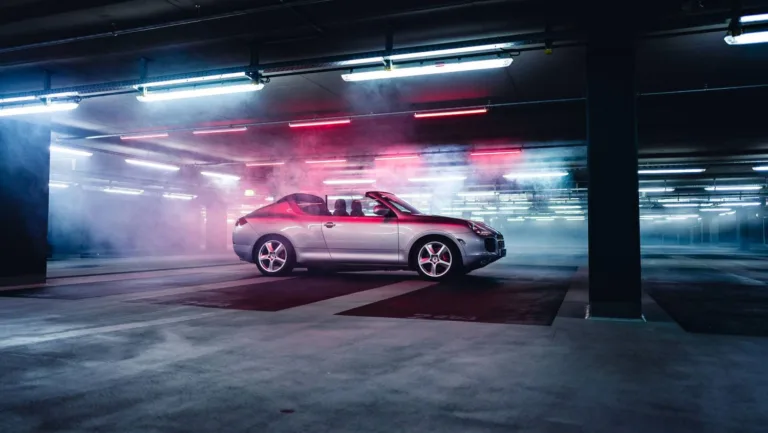 Porsche Cayenne první generace existuje i jako kabriolet. Zadní část má z každé strany jinou