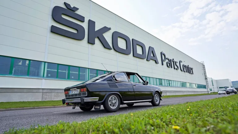 Letošní Škoda Classic Tour zamířila i do velkoskladu dílů. Podívala se i do leteckého muzea a na další zajímavá místa