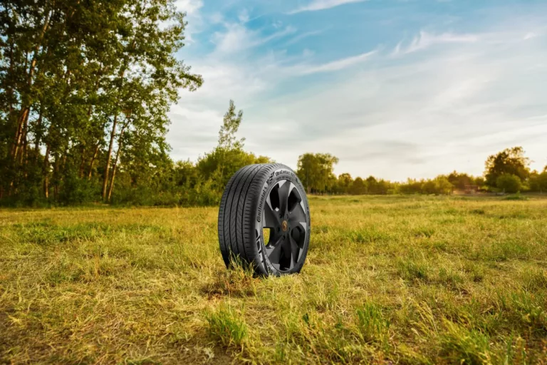 „Zelená“ pneumatika Continental UltraContact NXT, která obsahuje až 65 % udržitelných materiálů, mimo jiné i PET lahve a bio odpad, je budoucností udržitelného cestování